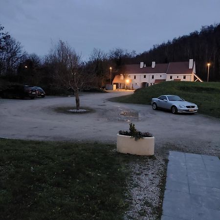 La Chambre Et Le Studio Du Chateau Du Golf De Bernalmont Liège Exterior foto